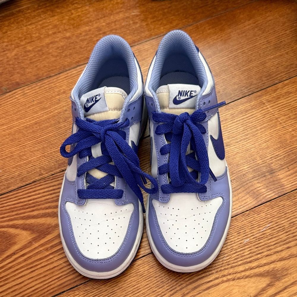 Nike Kids Low-Top Sneakers in White and Lavender with Royal Blue Laces